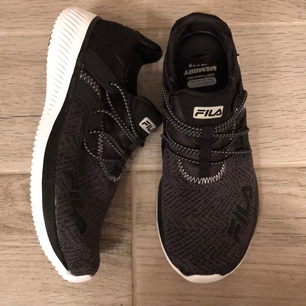FILA tennis shoes (LIKE BRAND NEW)